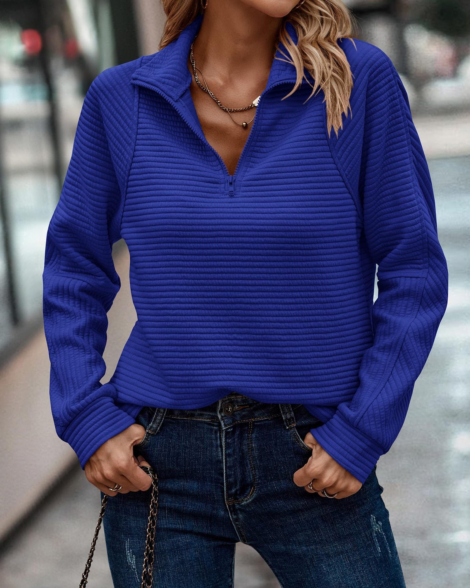 SWEAT A MANCHES LONGUES ET COL MONTANT POUR FEMME MOTIF SERPENT ET FERMETURE ECLAIR